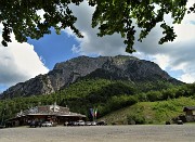 95 Corna Grande (2089 m) versante sud, vista da Ceresola-Rif. Trifoglio (1330 m) ...son salito dal versante nord 